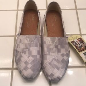 Dove Satin Paint Toms